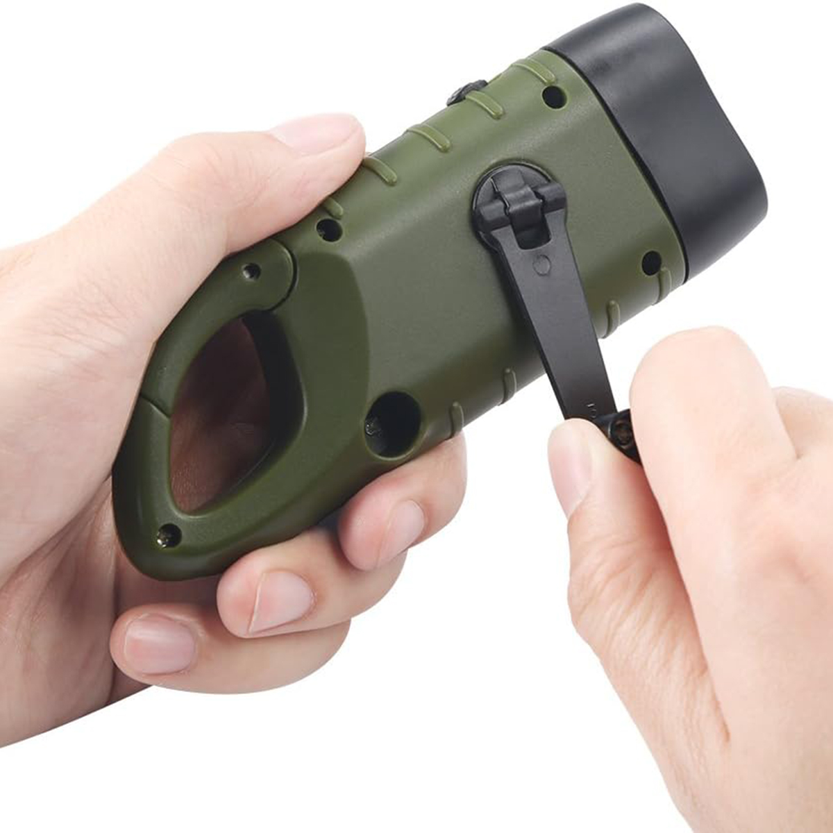 Eine Hand hält eine grüne Kurbel-Taschenlampe, während die andere Hand an der Kurbel dreht.