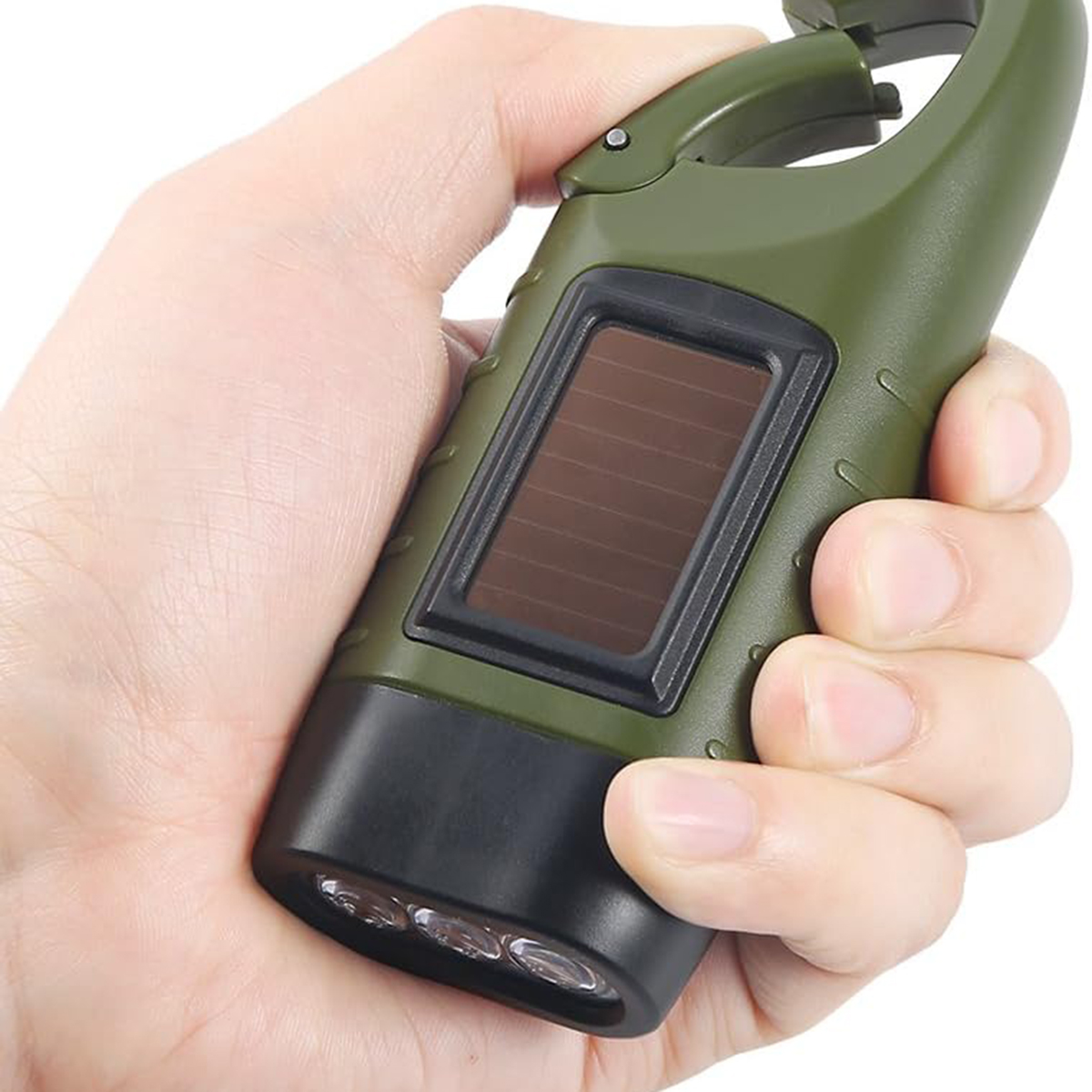 Eine Hand hält eine grüne Solar-Taschenlampe mit integriertem Karabinerhaken.