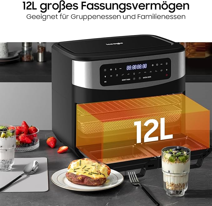 Eine schwarze Heissluftfritteuse mit 12L Fassungsvermögen, Essen und Text auf hellem Hintergrund.