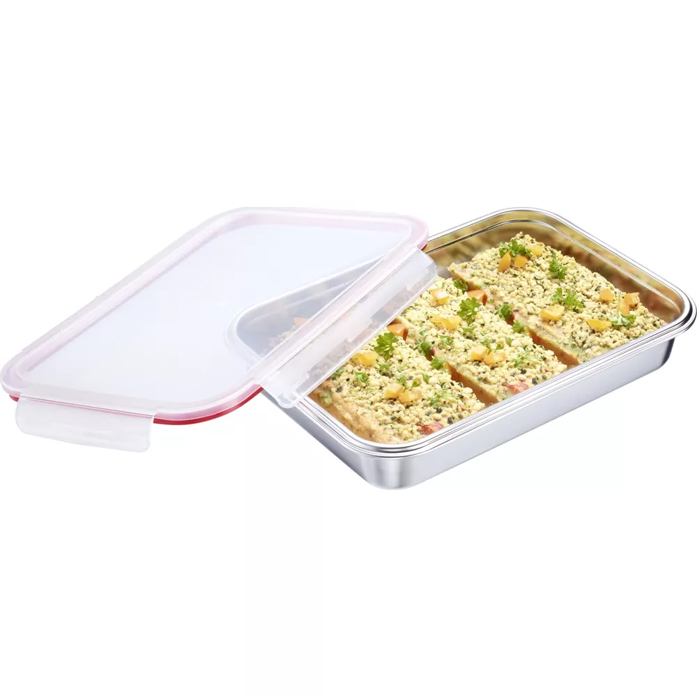 Offener Edelstahbehälter mit Tofu-Scramble, Kräutern und gewürfeltem Gemüse.