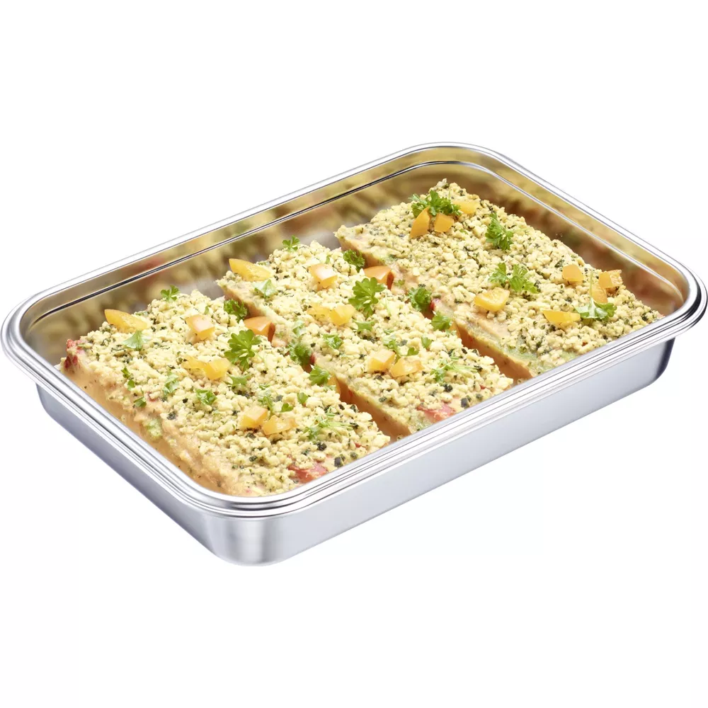 Ein Edelstahlblech mit vier portionsweisen Gerichten, überbacken mit Kruste und Kräutern.
