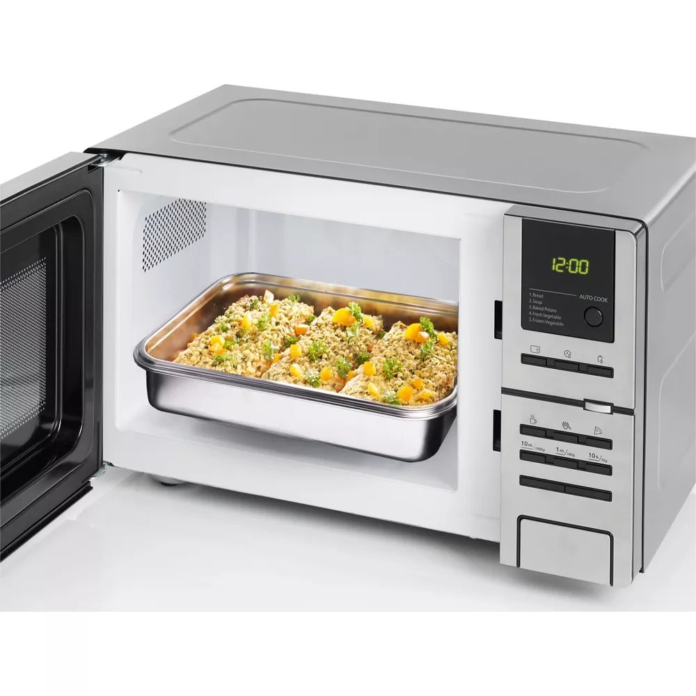 Eine Mikrowelle mit offener Tür, in der sich ein Edelstahlbehälter mit zubereitetem Essen befindet.