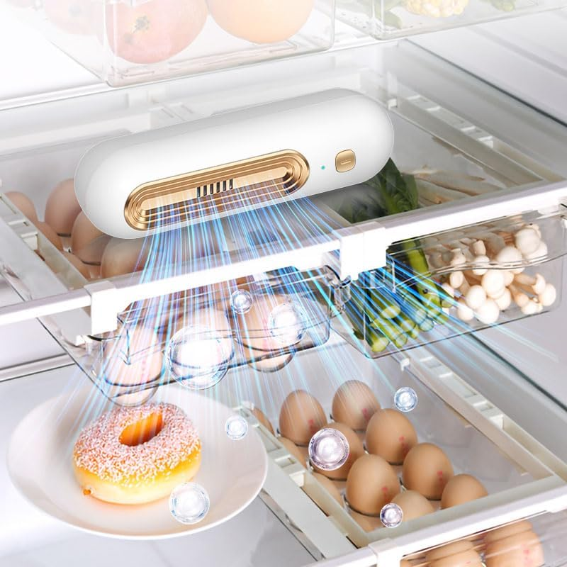Ein weiß-goldenes Kühlschrank-Desodorierungsgerät pustet blaue Luftstrahlen auf Eier und Donuts in den Regalen.