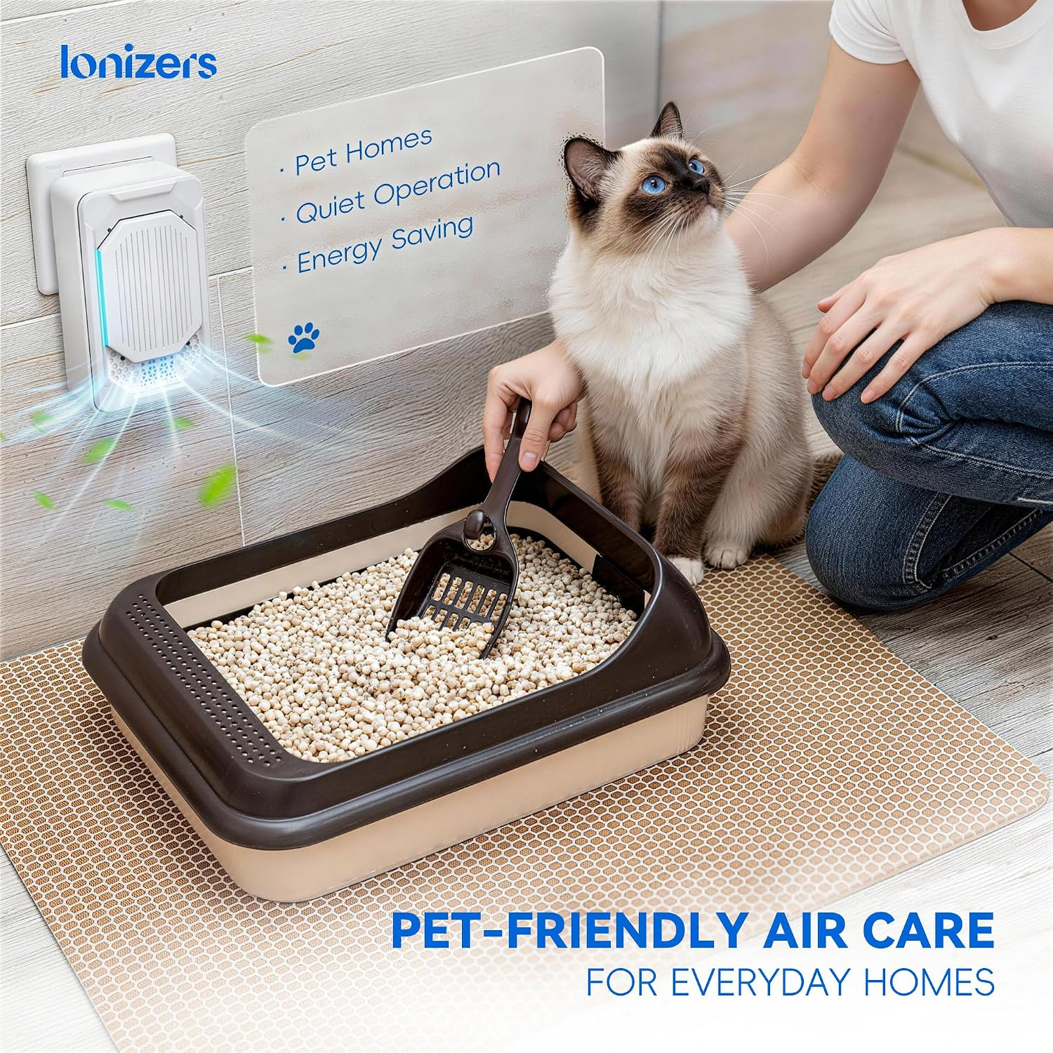 Eine Katze sitzt neben einer Katzentoilette, während eine wandmontierte Luftreinigungseinheit in Betrieb ist.