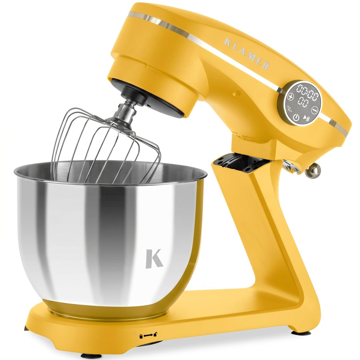 Gelbe Standmixer mit Edelstahlschüssel und Schneebesen auf weißem Hintergrund.