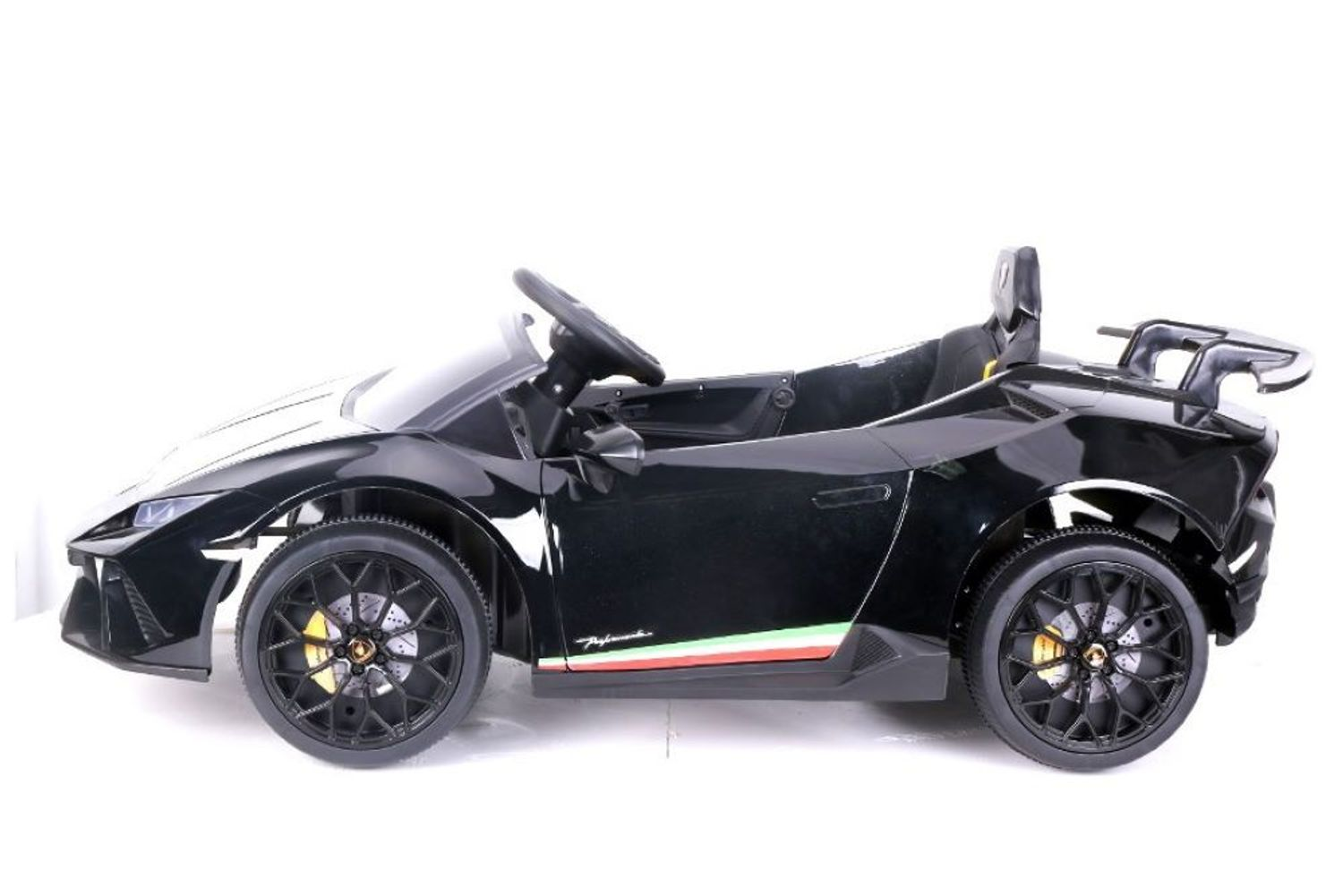 Ein schwarzes Spielzeug-Sportauto mit schwarzen Rädern, italienischem Streifen und Heckspoiler vor weißem Hintergrund.