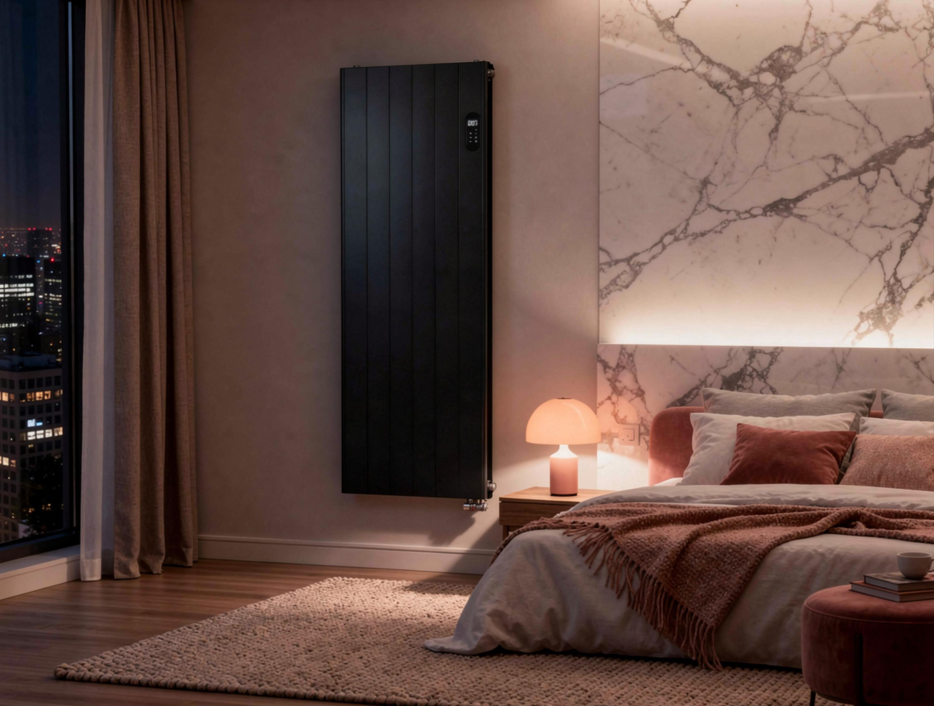 Dormitorio moderno con radiador vertical negro, pared de mármol, lámpara de noche y vista a la ciudad nocturna.