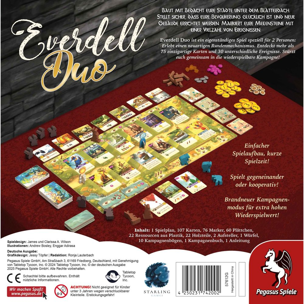 Everdell Duo Brettspielbox mit Karten, Ressourcen und Figuren auf rotem Tisch.
