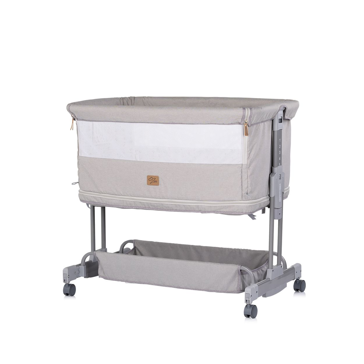Ein graues Babybett mit Netzwand, verstellbarem Rahmen und Ablagekorb unten vor weißem Hintergrund.