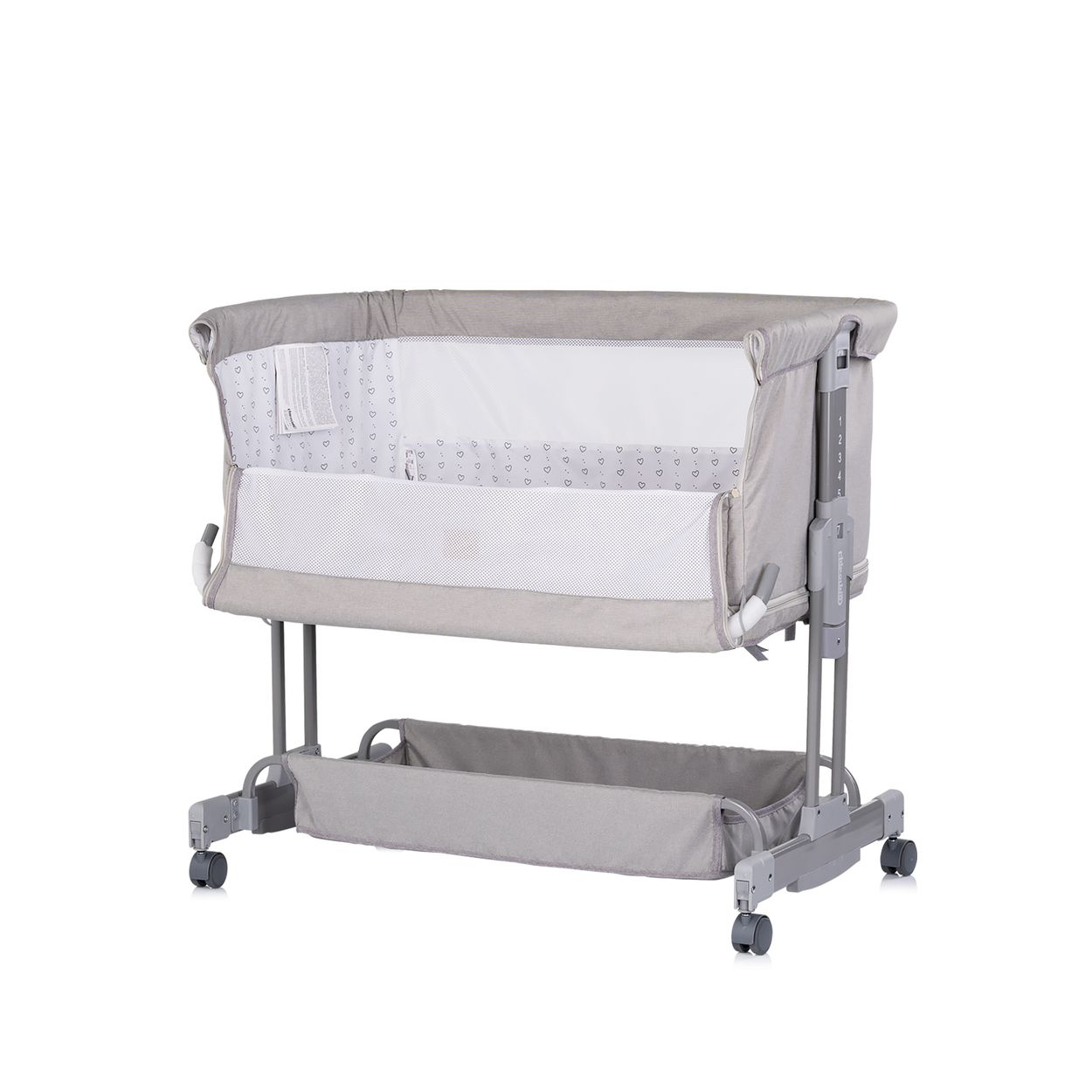 Graues Babybett mit Netzfenster, unterer Ablage und Rollen auf weißem Hintergrund.