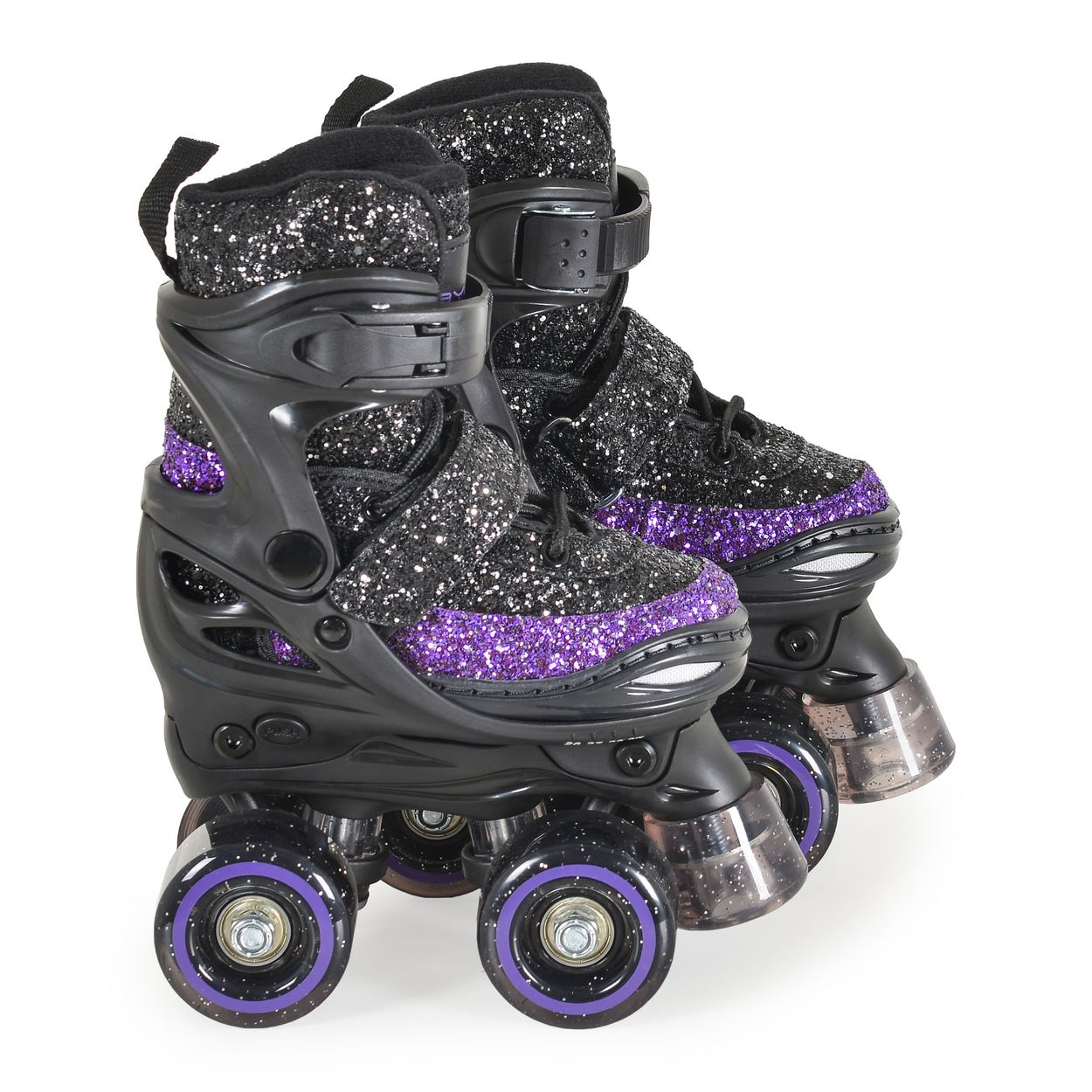 Schwarze Rollschuhe mit funkelndem Glitter, violetten Akzenten und vier Rollen auf weißem Hintergrund.