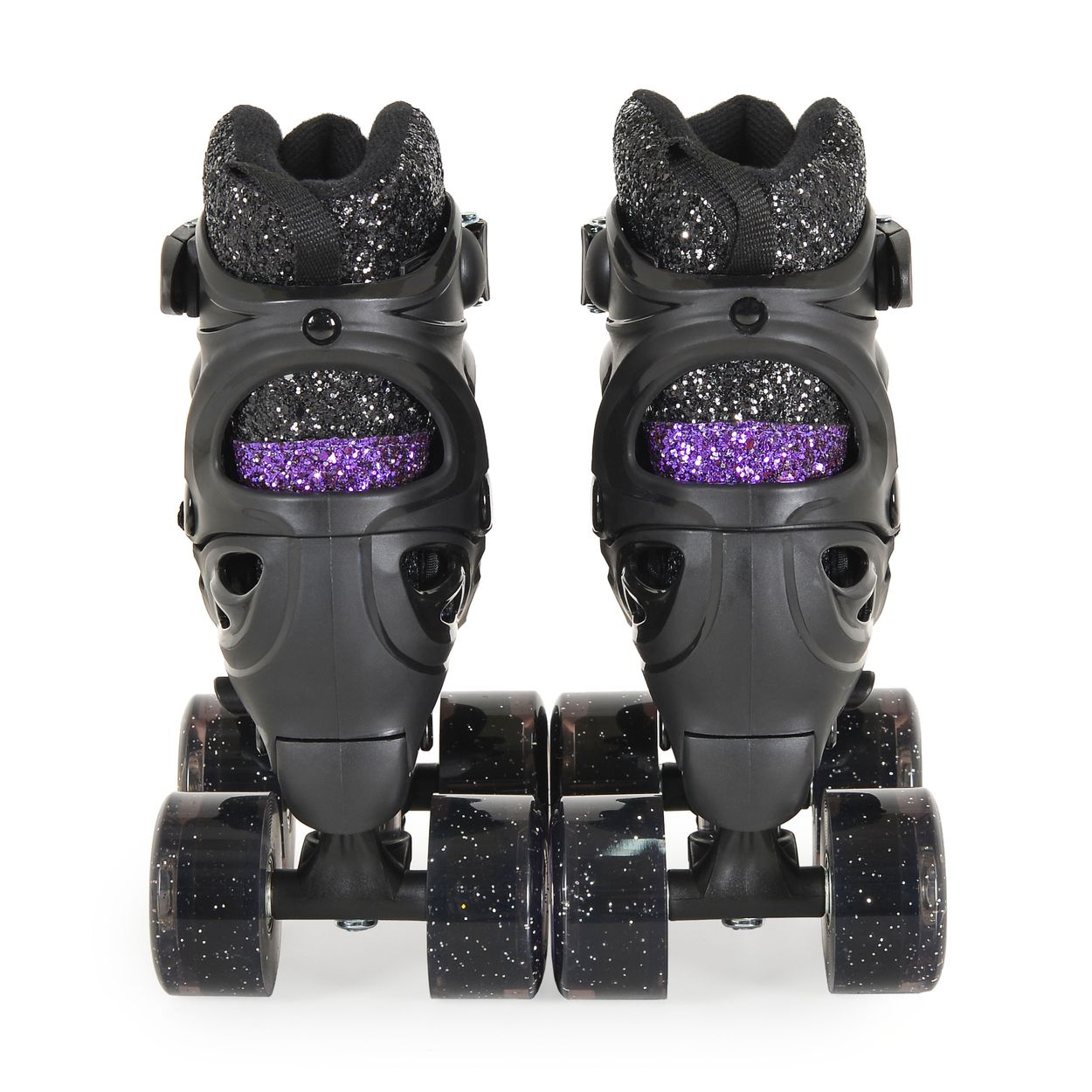Paar schwarze Rollschuhe mit Glitzer und violetten Akzenten auf weißem Grund.
