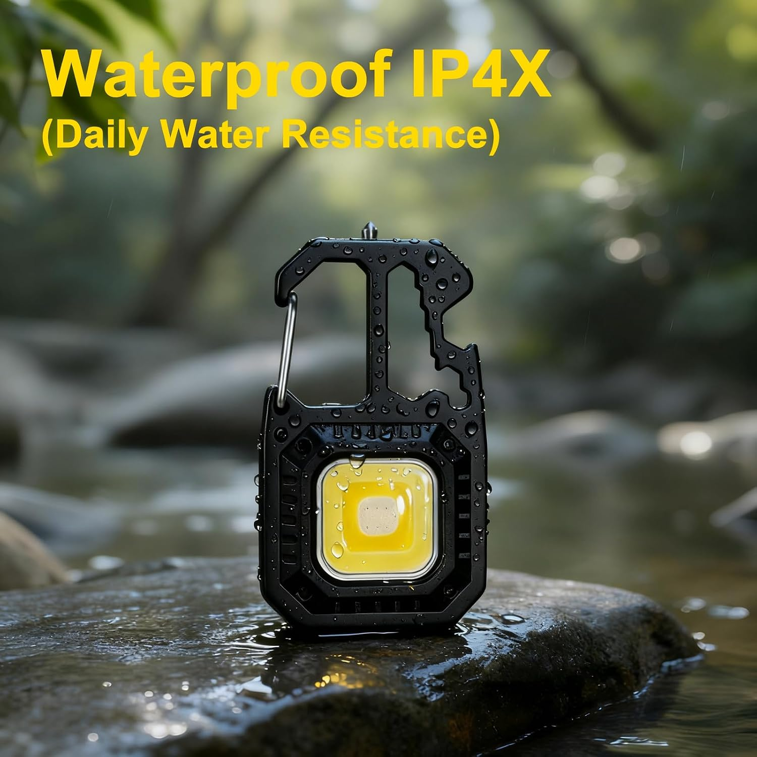 Wasserdichte Taschenlampe mit Karabiner auf nassem Fels im Freien.