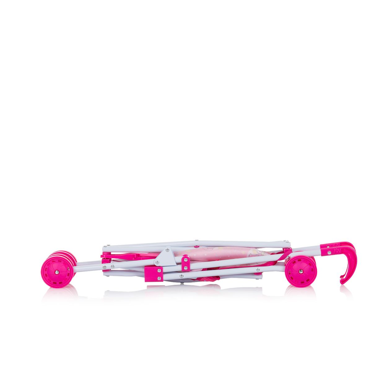 Ein zusammengeklappter weißer Puppenwagen mit pinkfarbenen Rädern und Griffen auf weißem Hintergrund.
