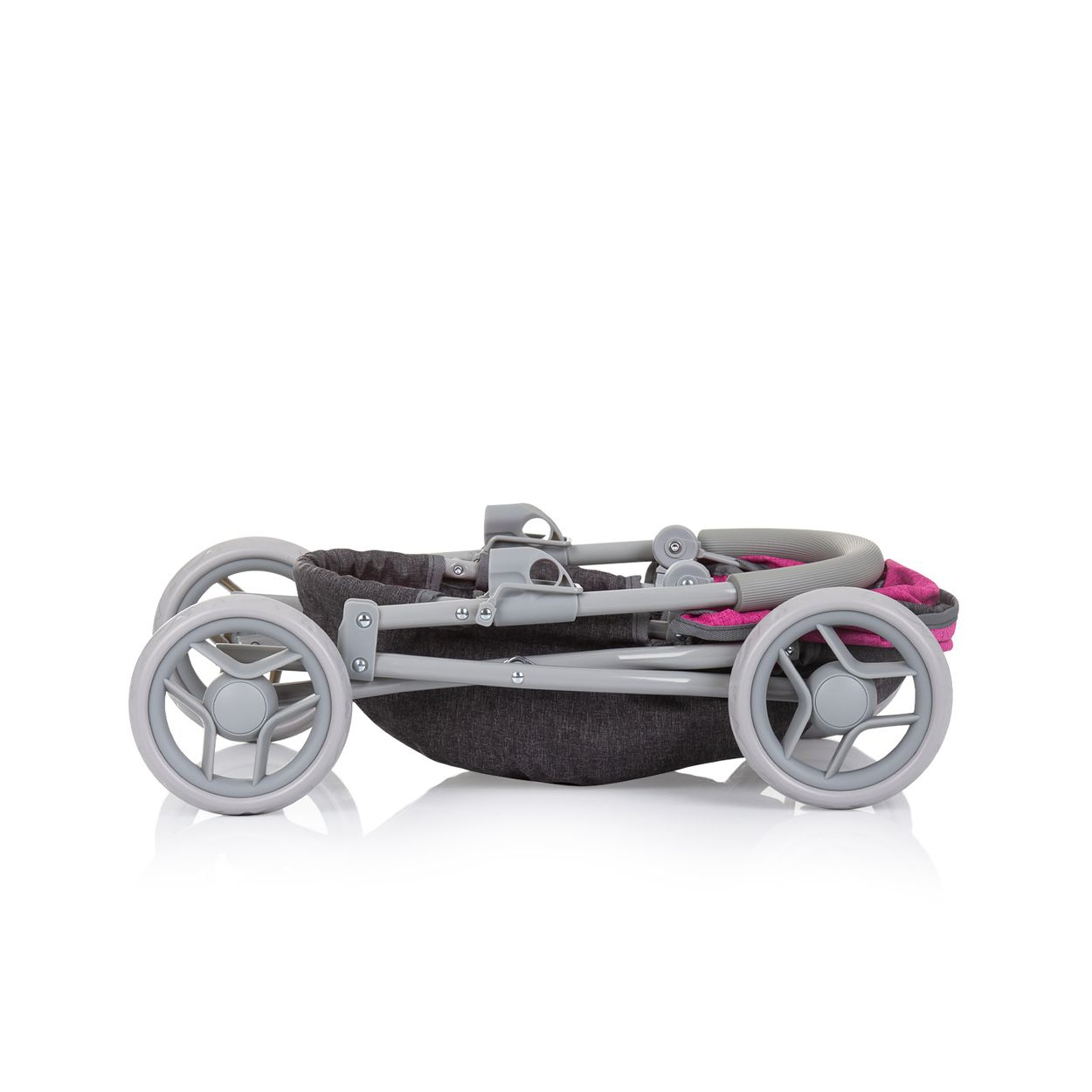 Ein zusammengeklappter grau-rosa Puppenwagen mit hellgrauen Rädern vor weißem Hintergrund.