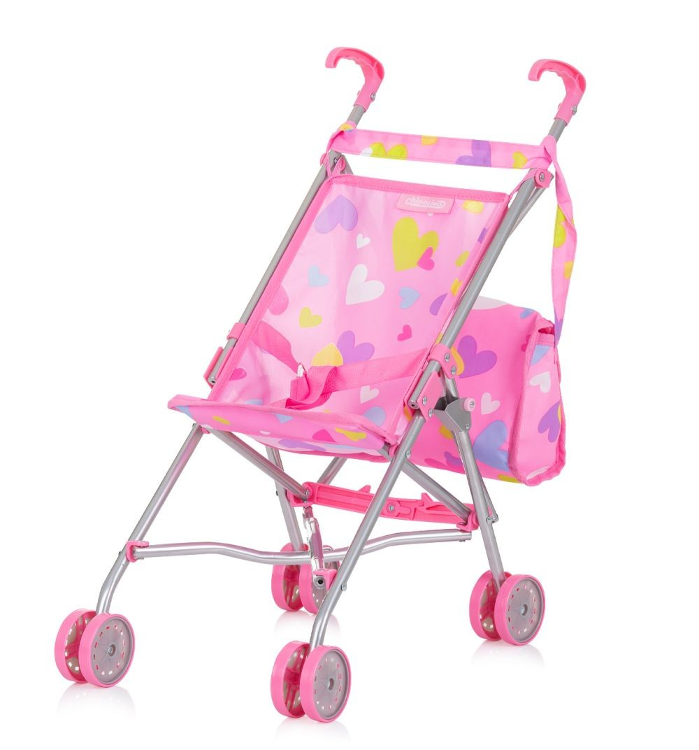Ein pinkfarbener Puppenbuggy mit bunten Herzen, silbernem Metallgestell und passender Tasche auf weißem Hintergrund.
