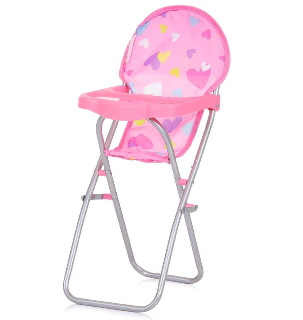 Rosa Puppenhochstuhl aus Metall und Stoff mit bunten Herzen auf weißem Grund gegen einen weißen Hintergrund.