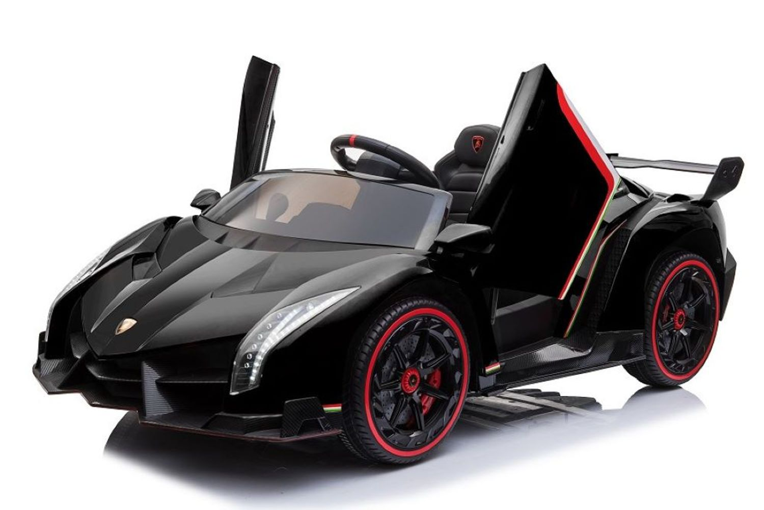 Ein schwarzes Kinder-Elektroauto mit Flügeltüren und roten Felgen vor weißem Hintergrund.