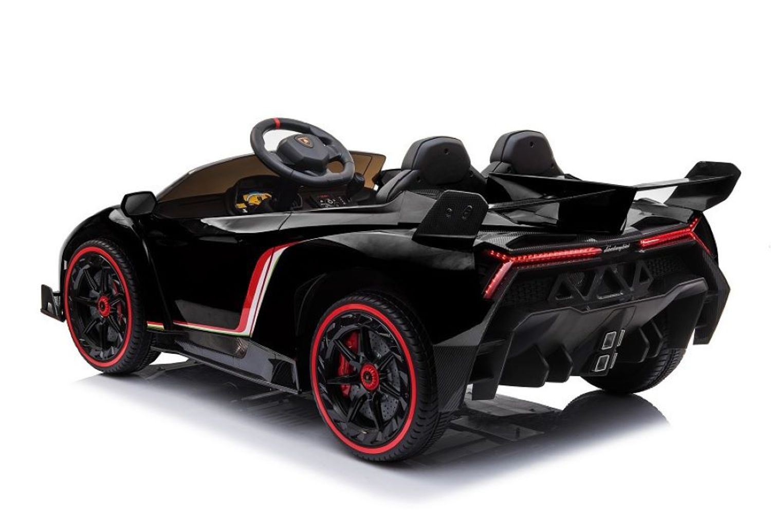 Ein schwarzes Kinder-Elektroauto mit roten Felgen, Heckspoiler und detailliertem Innenraum auf weißem Hintergrund.