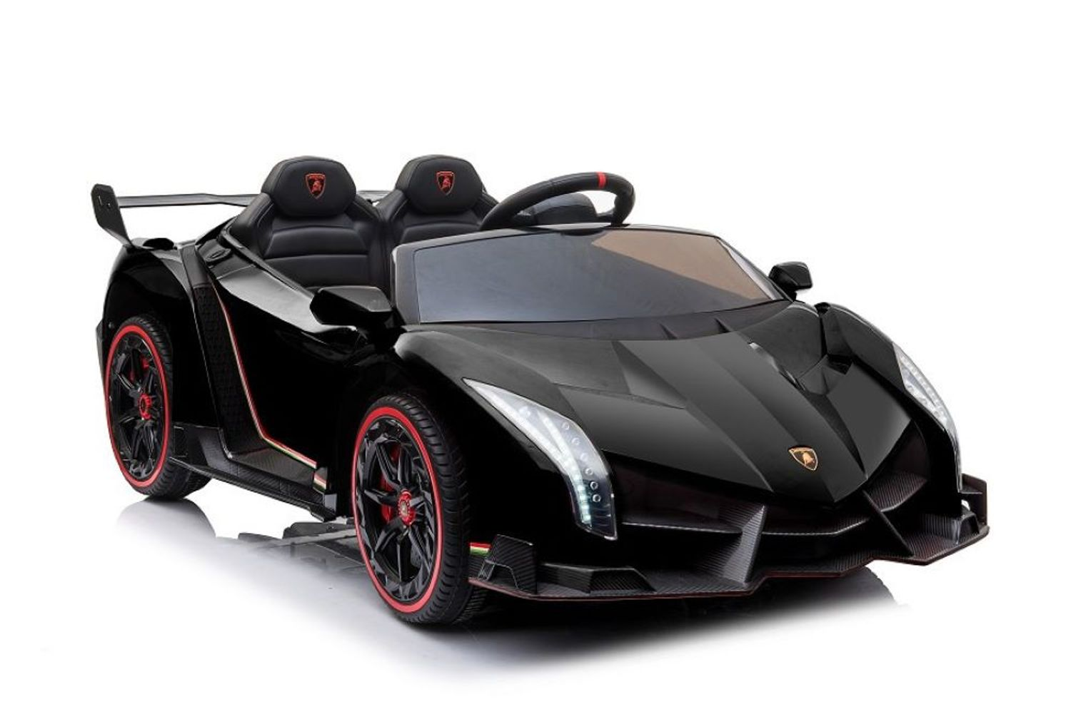 Ein schwarzes Lamborghini-Kinderauto mit roten Felgen auf weißem Hintergrund.