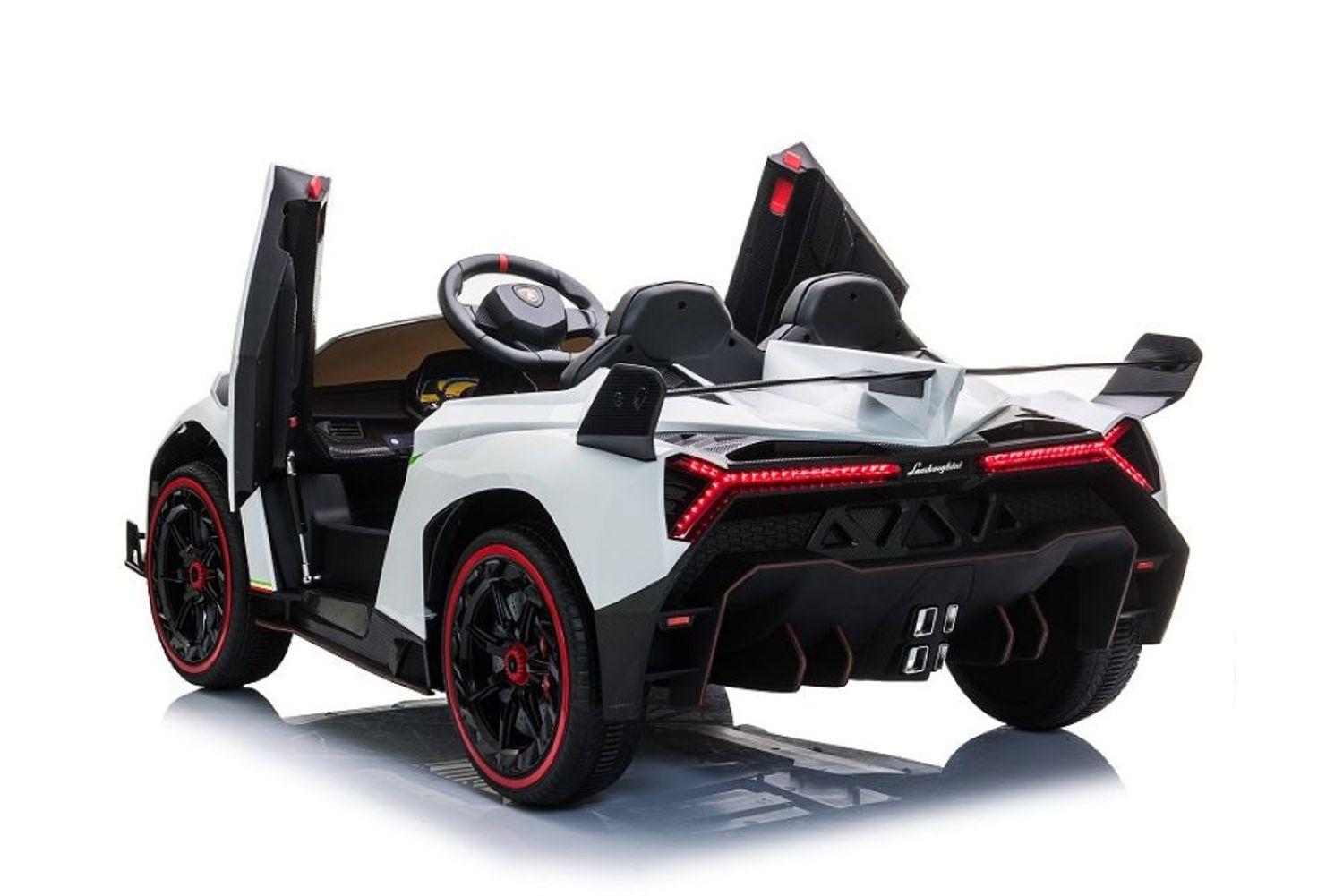 Weißes Kinder-Elektroauto im Lamborghini-Stil mit offenen Türen und roter Rückleuchte auf weißem Grund.