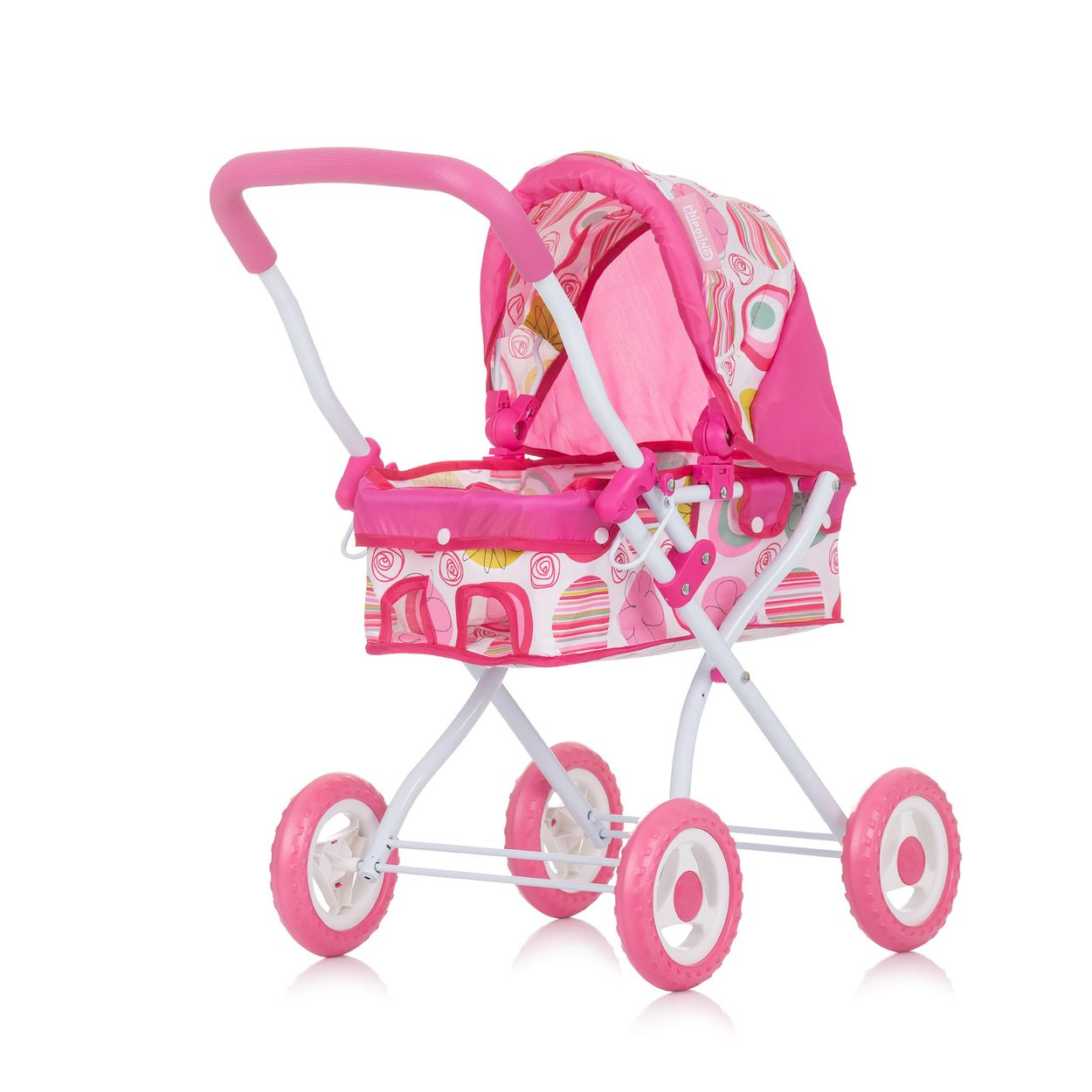 Rosa-weißer Puppenwagen mit bunten Mustern, vier Rädern und einem Verdeck auf weißem Hintergrund.