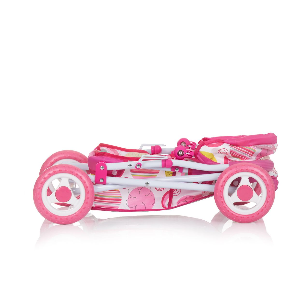 Ein zusammengeklappter rosa-weißer Puppenbuggy mit Blumenmuster und vier Rädern vor weißem Hintergrund.