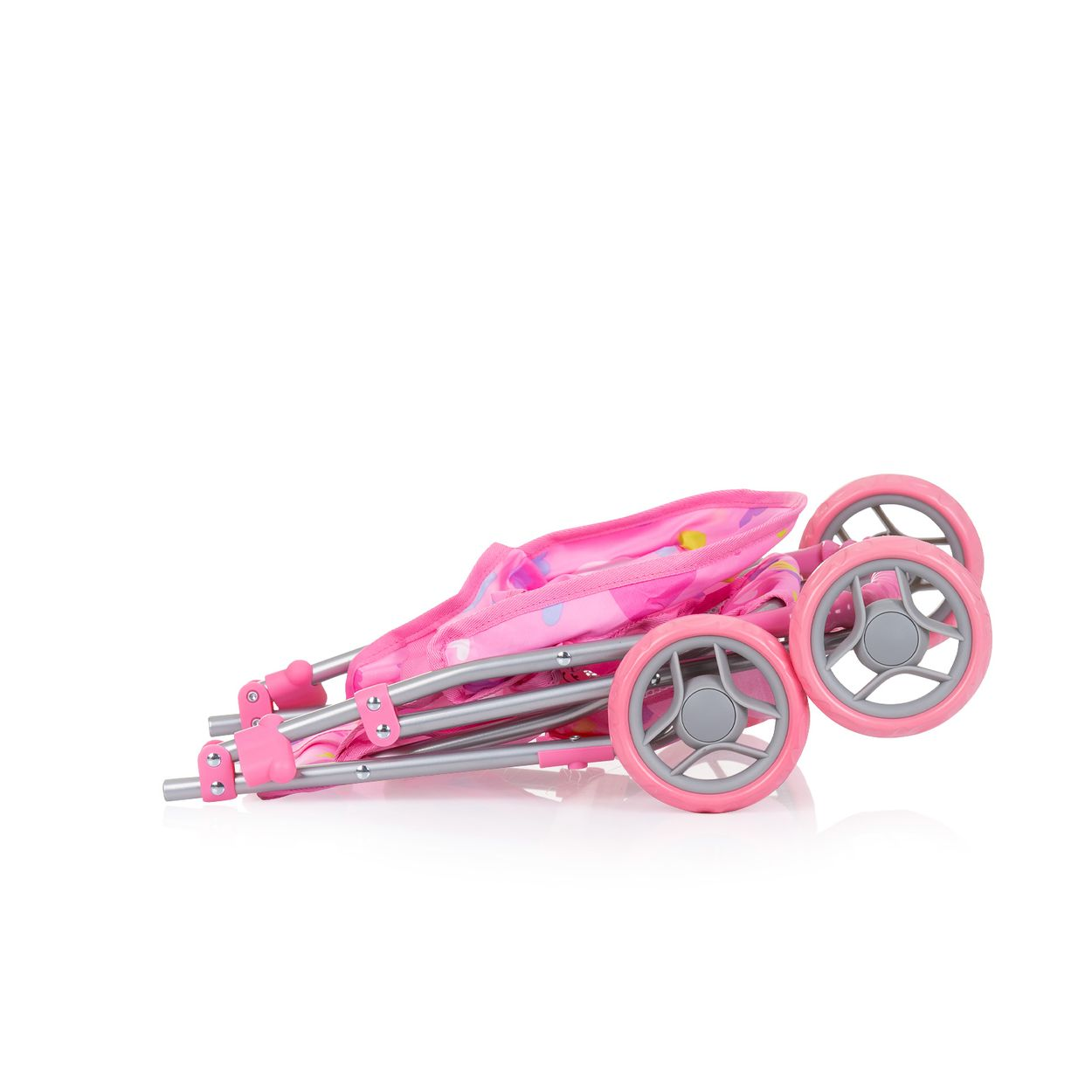 Ein zusammengeklappter pinker Puppenwagen mit silbernem Metallgestell und grauen Rädern auf weißem Hintergrund.