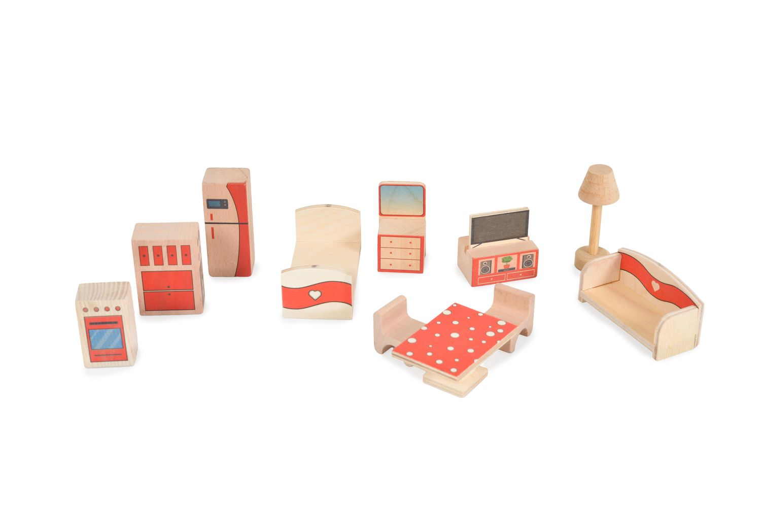 Holz-Puppenmöbelset mit Bett, Tisch, Stühlen, Ofen, Kühlschrank, Fernseher und Lampe auf weißem Grund.