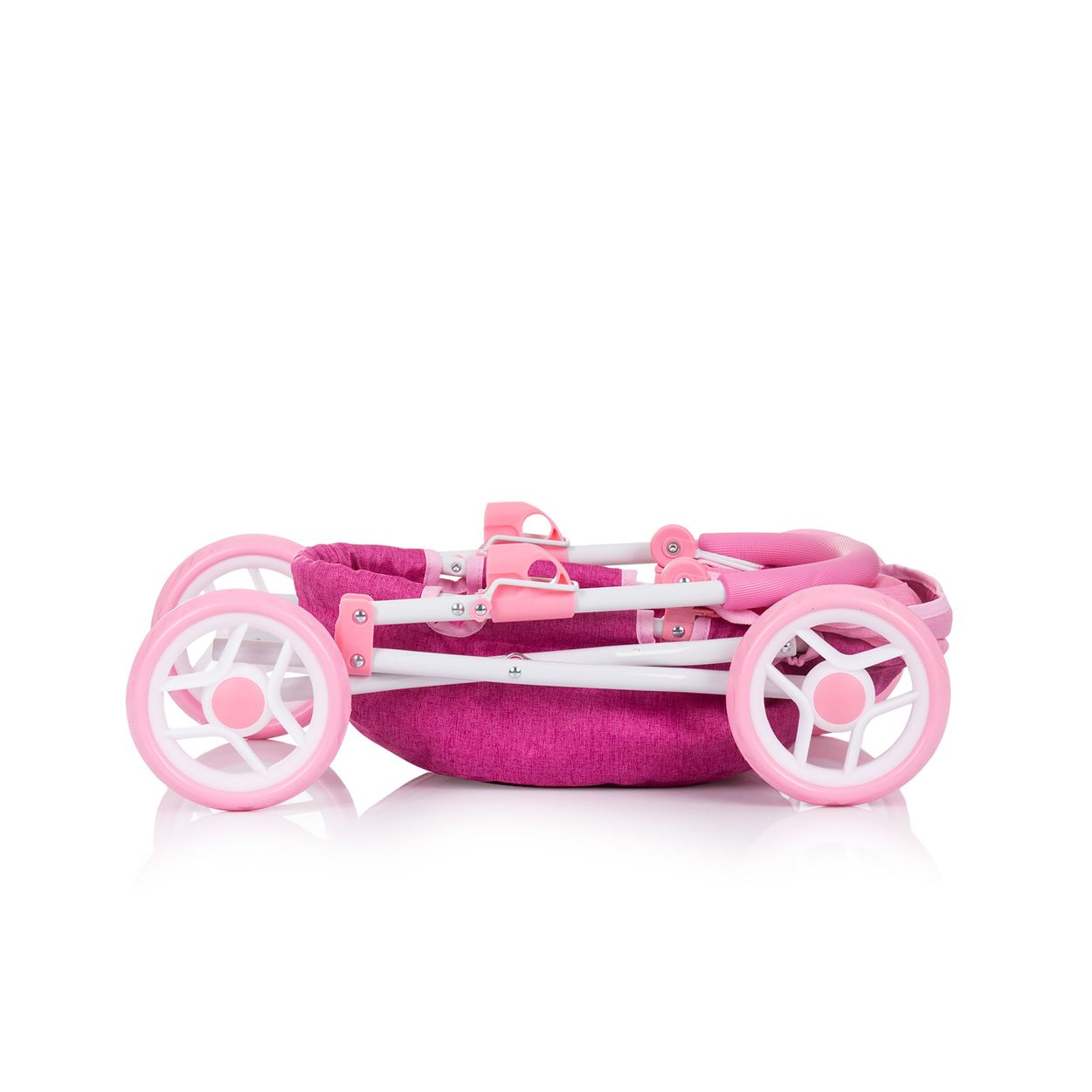 Ein zusammengeklappter pink-weißer Puppenwagen mit großen Rädern vor weißem Hintergrund.