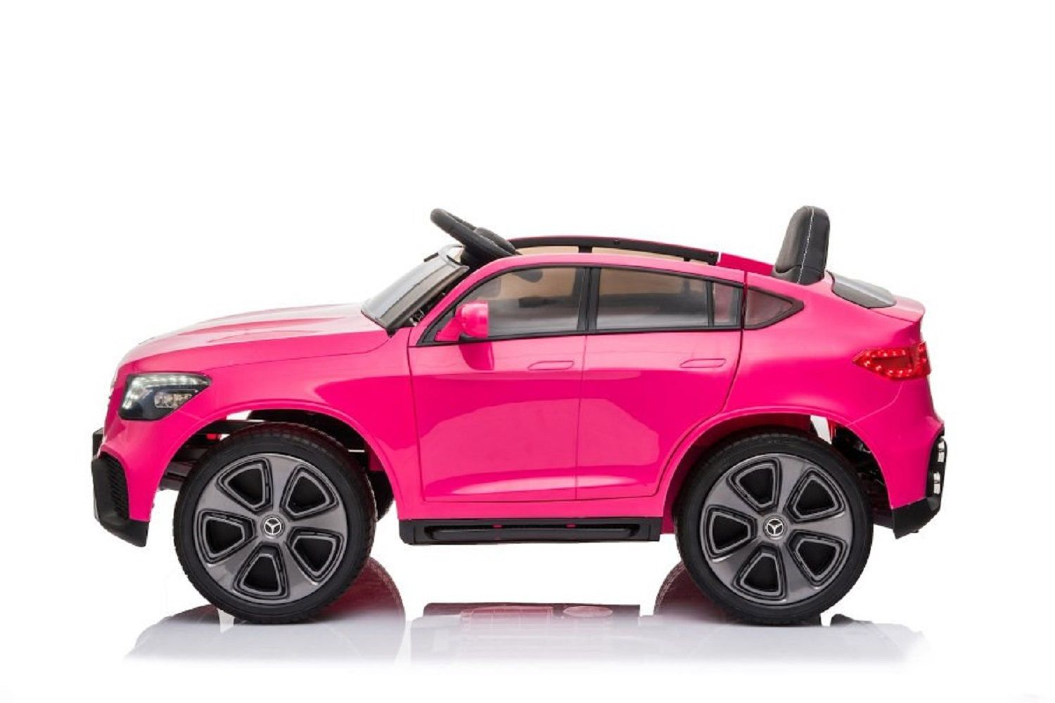 Ein glänzendes, rosafarbenes Kinder-Elektroauto in SUV-Form mit grauen Felgen und schwarzem Sitz auf weißem Grund.