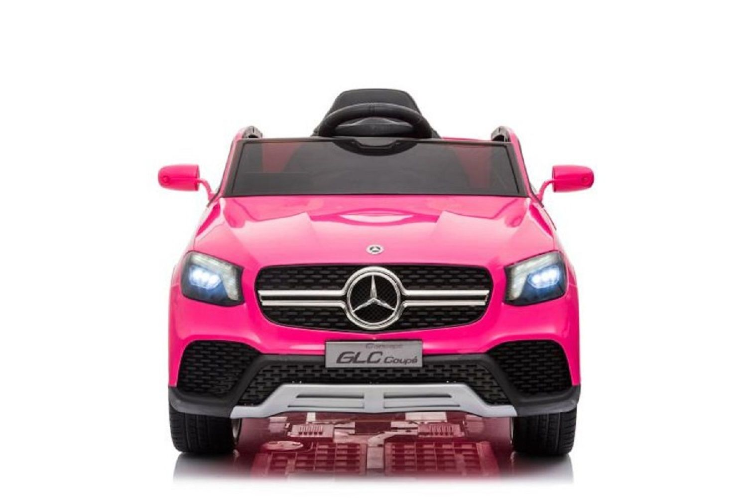 Frontansicht eines leuchtenden rosa Mercedes-Benz GLC Coupé Kinderautos auf weißem Hintergrund.