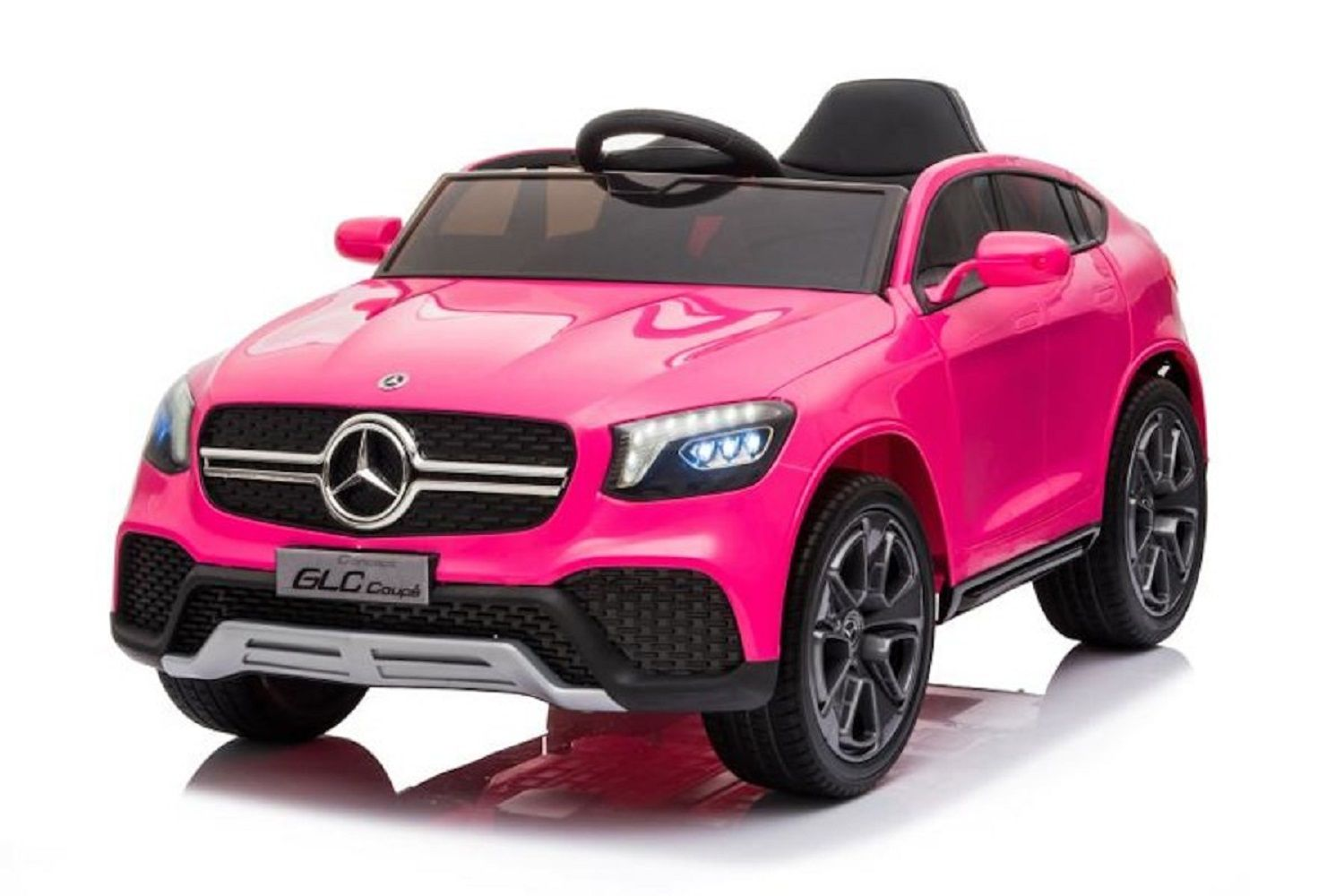 Ein rosafarbenes Mercedes-Benz GLC Coupe Elektro-Spielzeugauto mit dunklen Rädern und eingeschalteten Scheinwerfern.