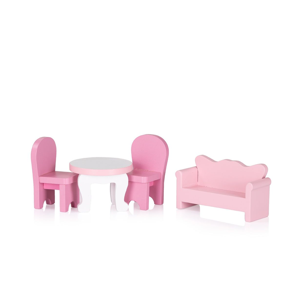 Ein rosafarbenes und weißes Puppenhaus-Möbelset mit zwei Stühlen, einem runden Tisch und einem Sofa auf weißem Grund.