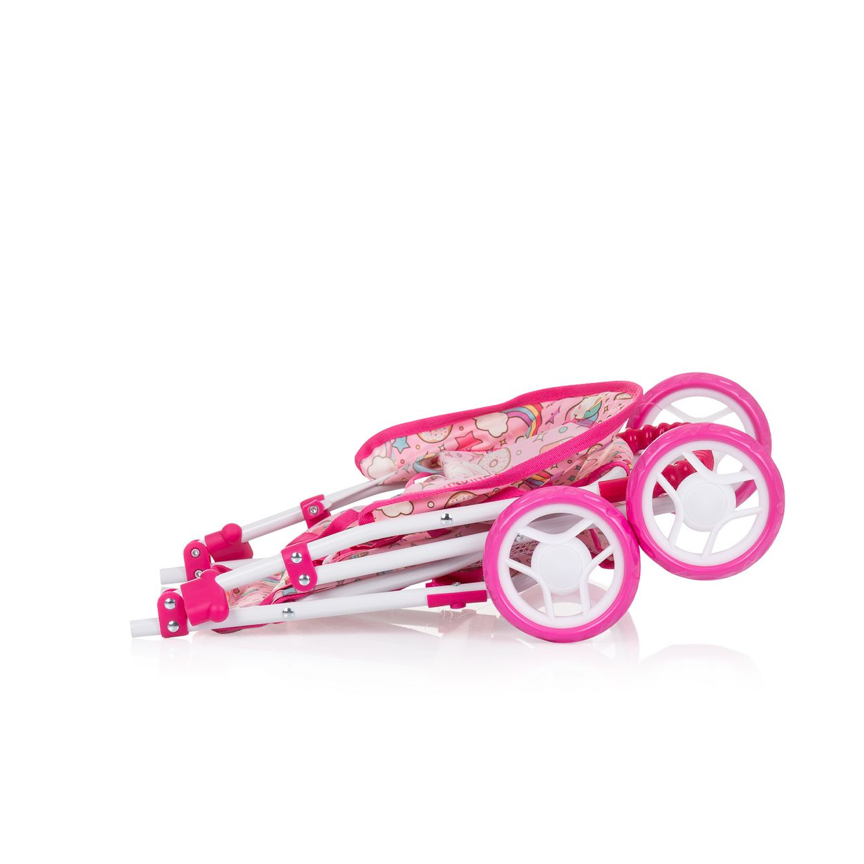 Ein zusammengeklappter rosa Puppenwagen mit weißem Metallgestell und gemustertem Stoff liegt auf weißem Hintergrund.