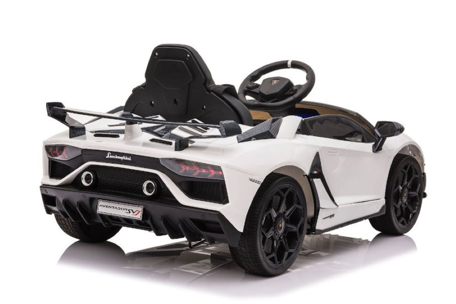 Ein weißes Lamborghini Kinder-Elektroauto von hinten mit schwarzem Spoiler und Rädern.