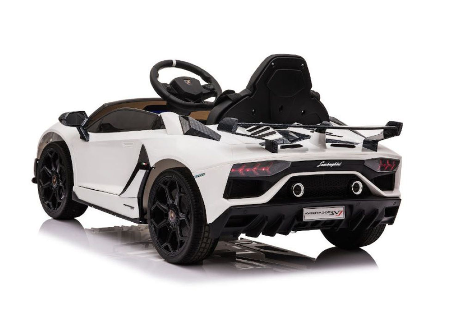 Rückansicht eines weißen Lamborghini Aventador SVJ Kinder-Spielzeugautos mit schwarzen Rädern und Heckspoiler.