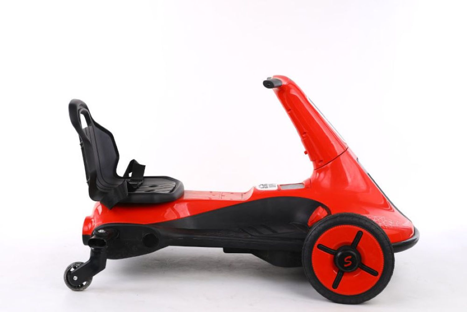 Ein rotes Kinder-Go-Kart mit schwarzem Sitz und großen Vorderrädern vor weißem Hintergrund.