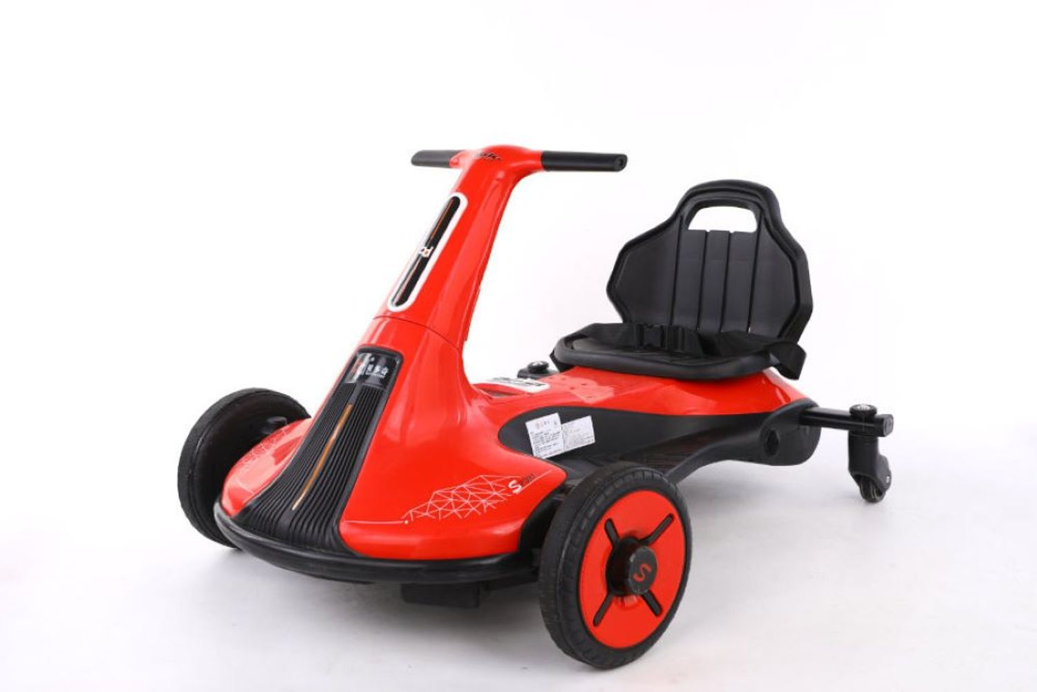 Ein rotes und schwarzes Kinder-Go-Kart auf weißem Hintergrund mit Lenker und zwei großen Vorderreifen.