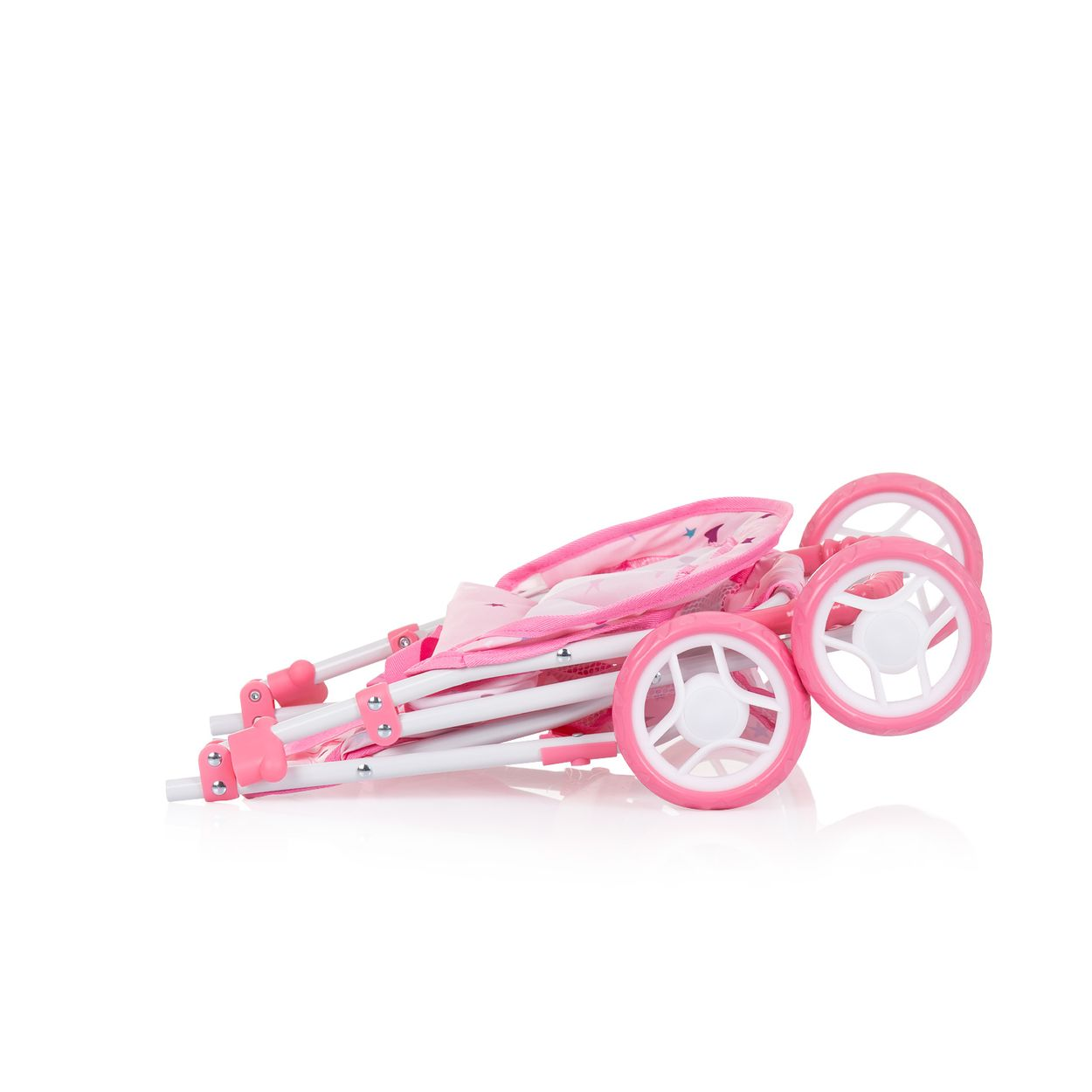 Ein zusammengeklappter rosa Puppenwagen mit weißen Rädern liegt auf einer weißen Oberfläche vor weißem Hintergrund.