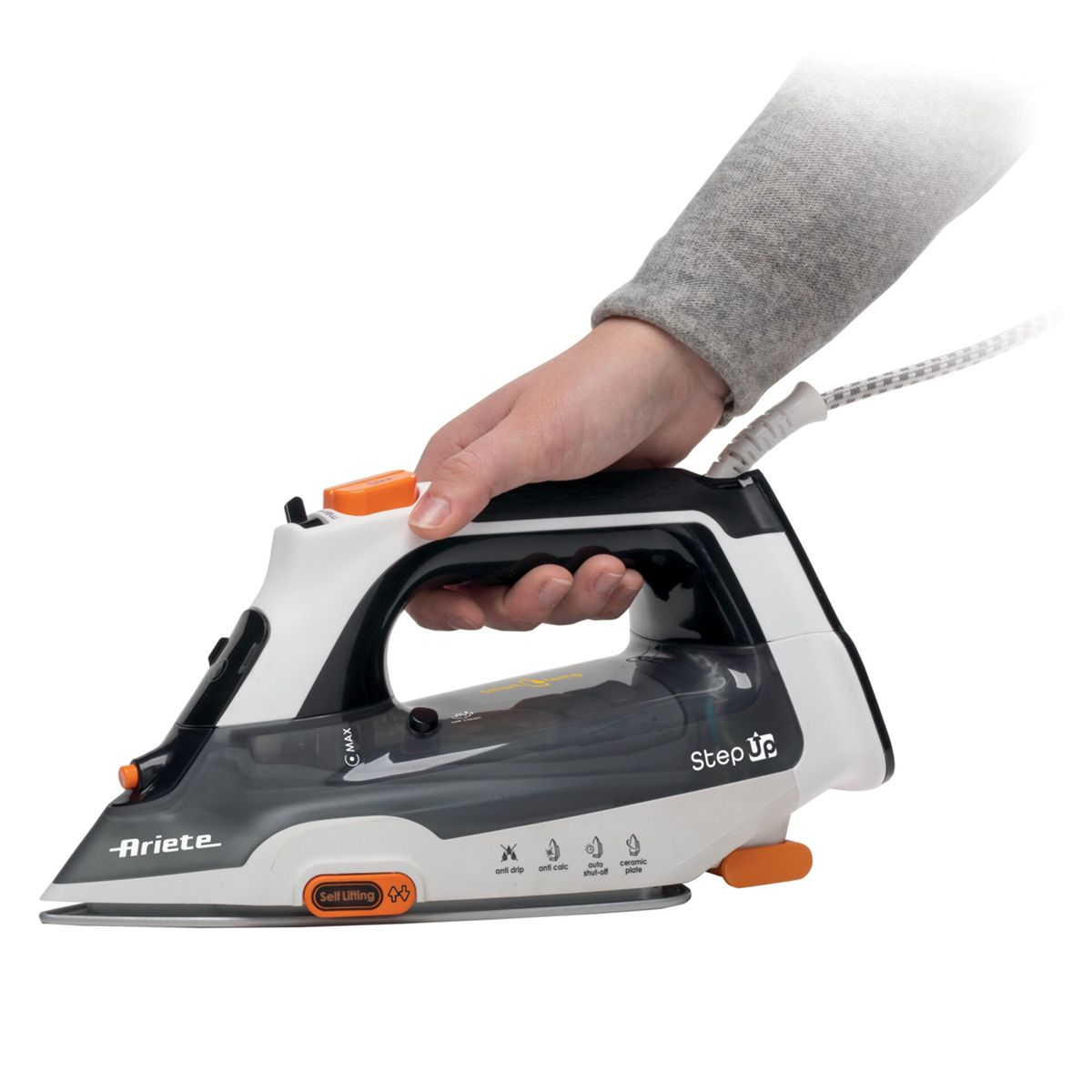 Eine Hand hält ein weiß-schwarzes Ariete Step Up Bügeleisen auf weißem Hintergrund.