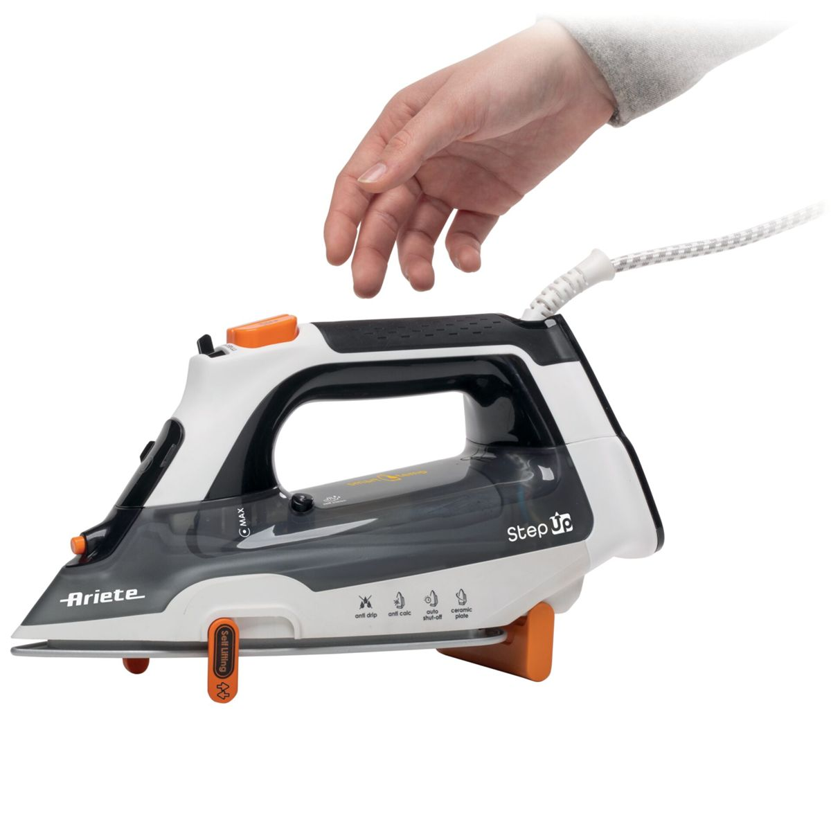 Eine Hand schwebt über einer weiß-schwarzen Ariete-Bügeleisen mit orangen Details auf weißem Hintergrund.