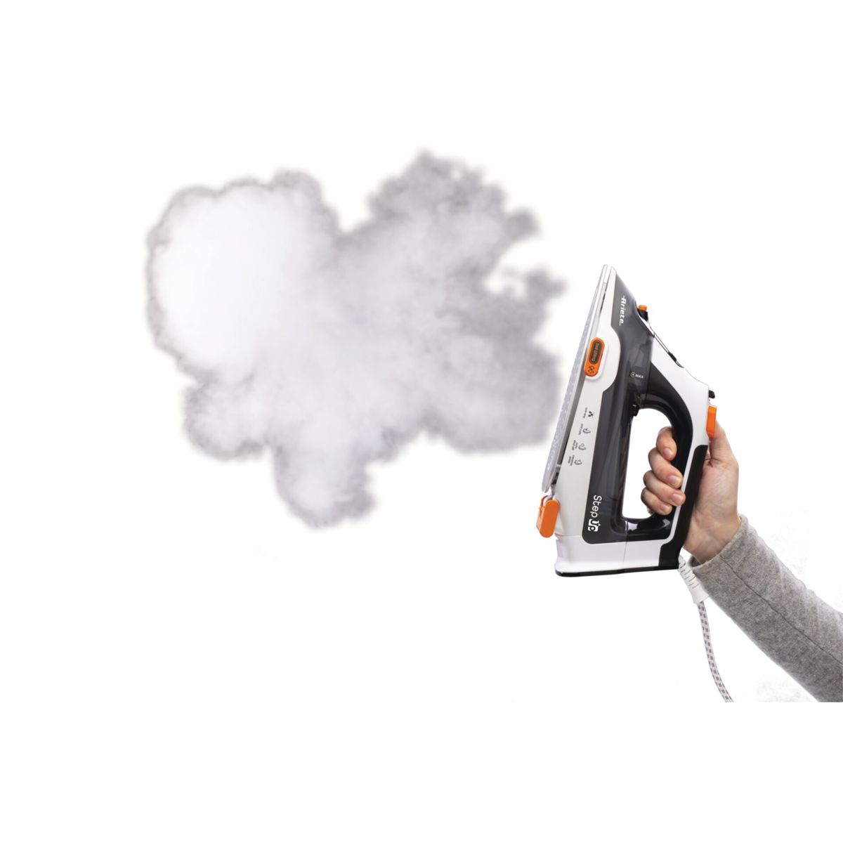 Eine Hand hält ein schwarz-weißes Dampfbügeleisen, das vor weißem Hintergrund eine große Dampfwolke ausstößt.