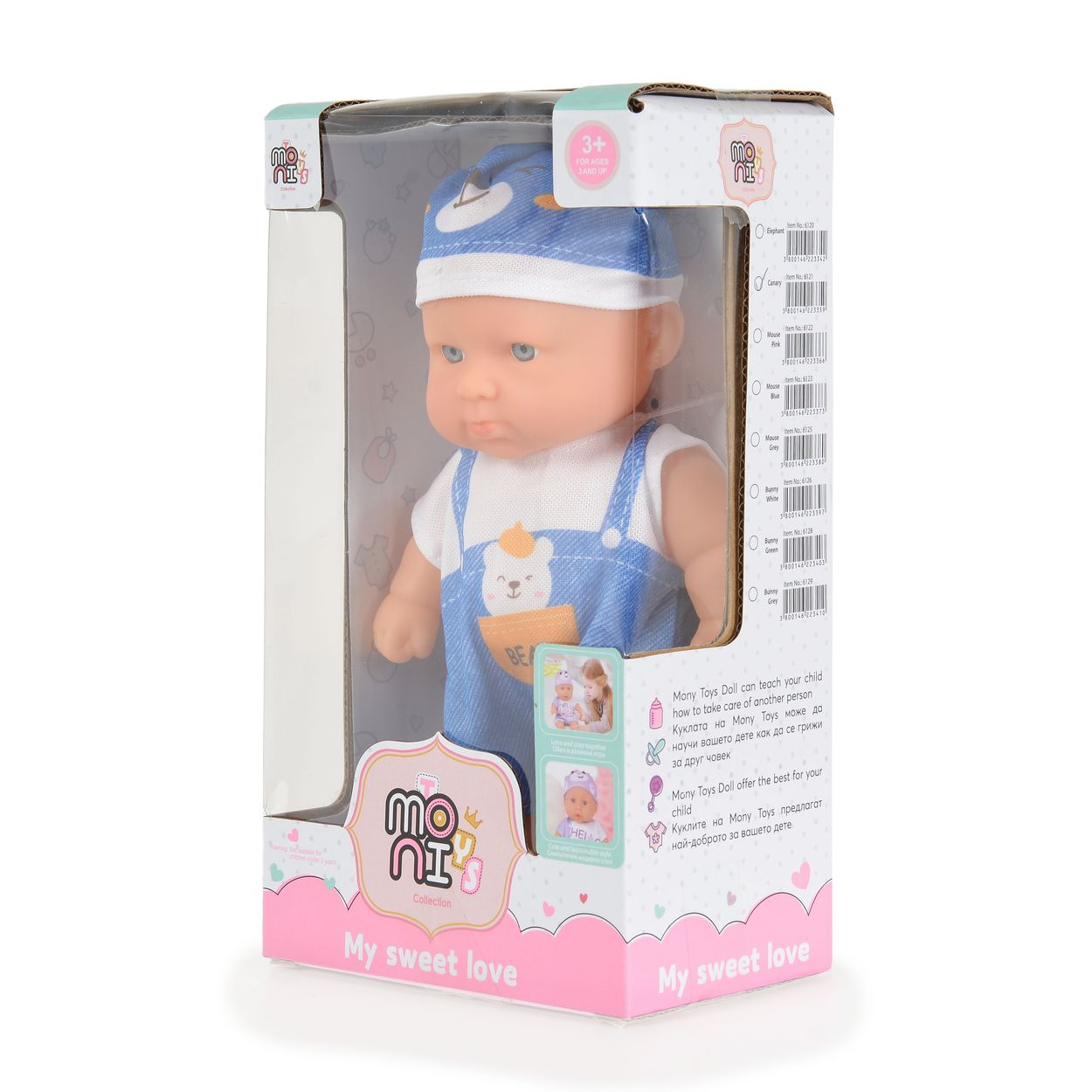 Eine Babypuppe mit blauem Hut und passender Latzhose in einer pink-weißen Schachtel mit Text.
