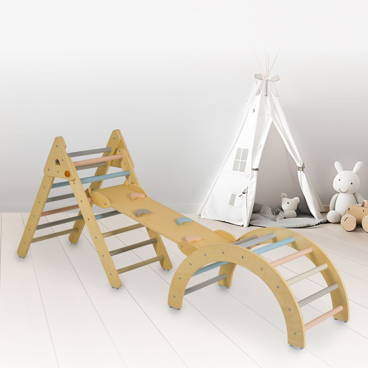 Holzspielgeräte mit Rutsche und Klettergerüst im Kinderzimmer mit Tipi.
