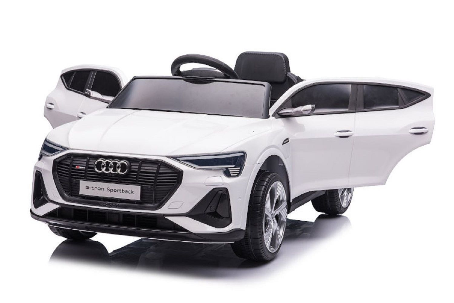 Ein weißes Audi Kinder-Elektroauto mit geöffneten Türen auf weißem Hintergrund.
