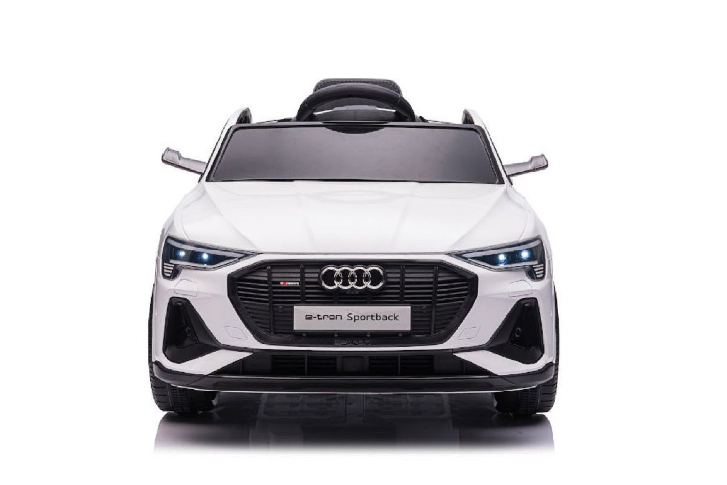 Frontansicht eines weißen Audi e-tron Sportback Kinder-Elektroautos auf weißem Hintergrund.