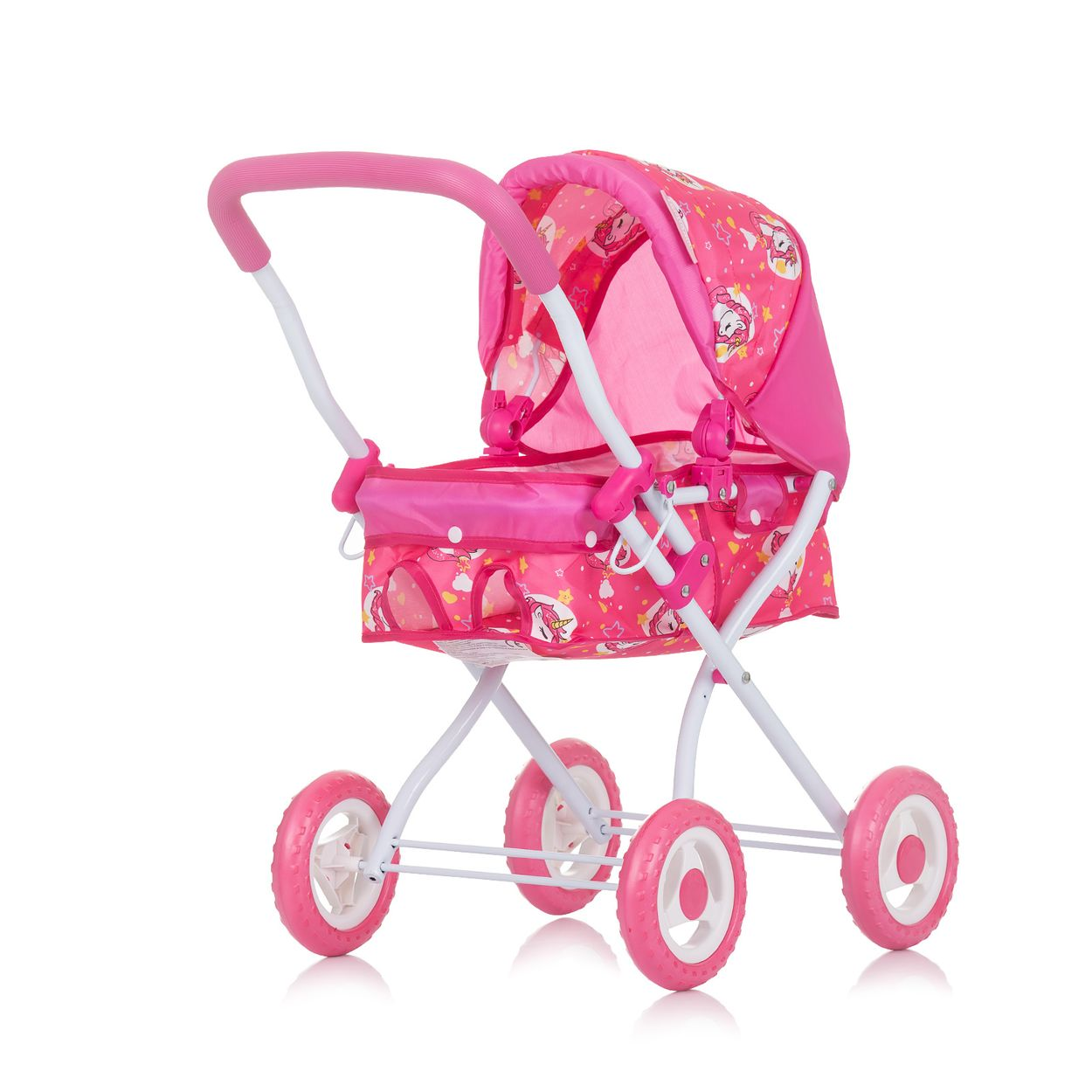 Ein pinker Puppenwagen mit Einhorn-Muster, weißem Metallgestell und vier Rädern vor weißem Hintergrund.