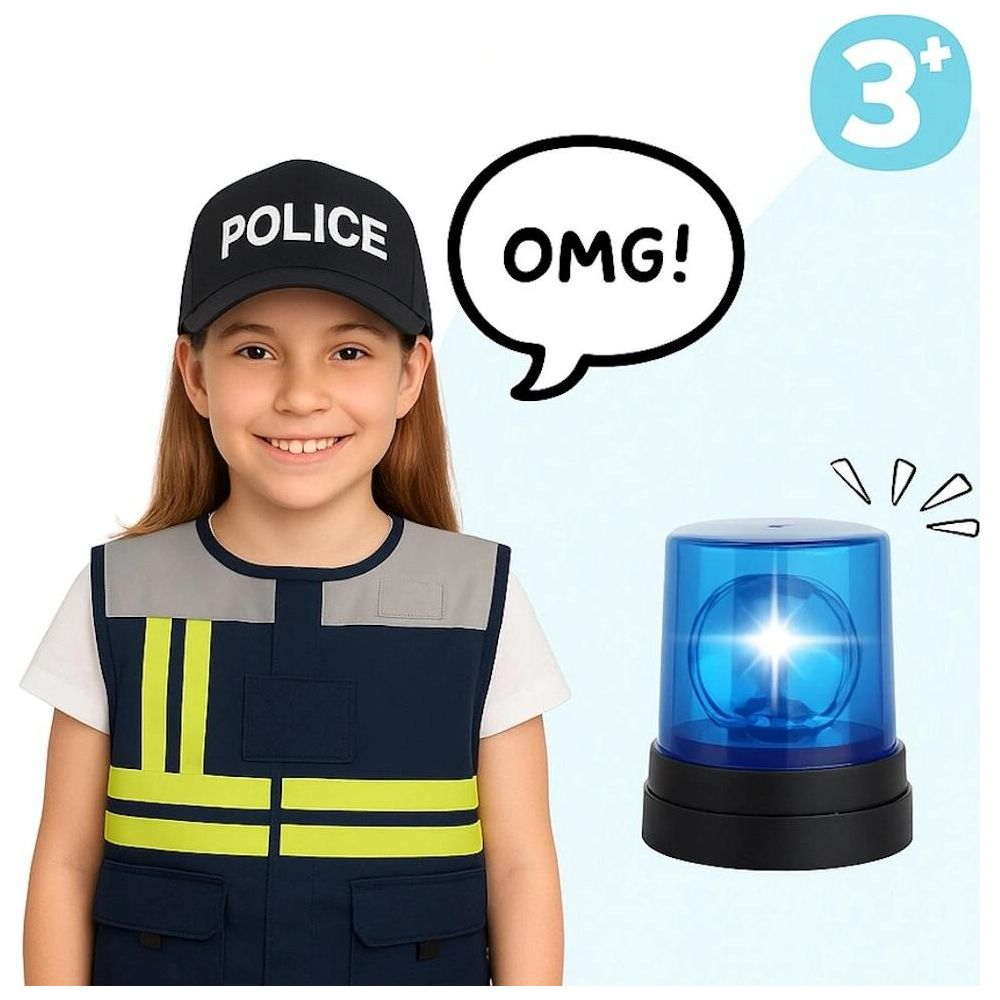 Ein Kind in Polizeikleidung mit Mütze lächelt neben einer blauen Sirene mit der Aufschrift OMG.
