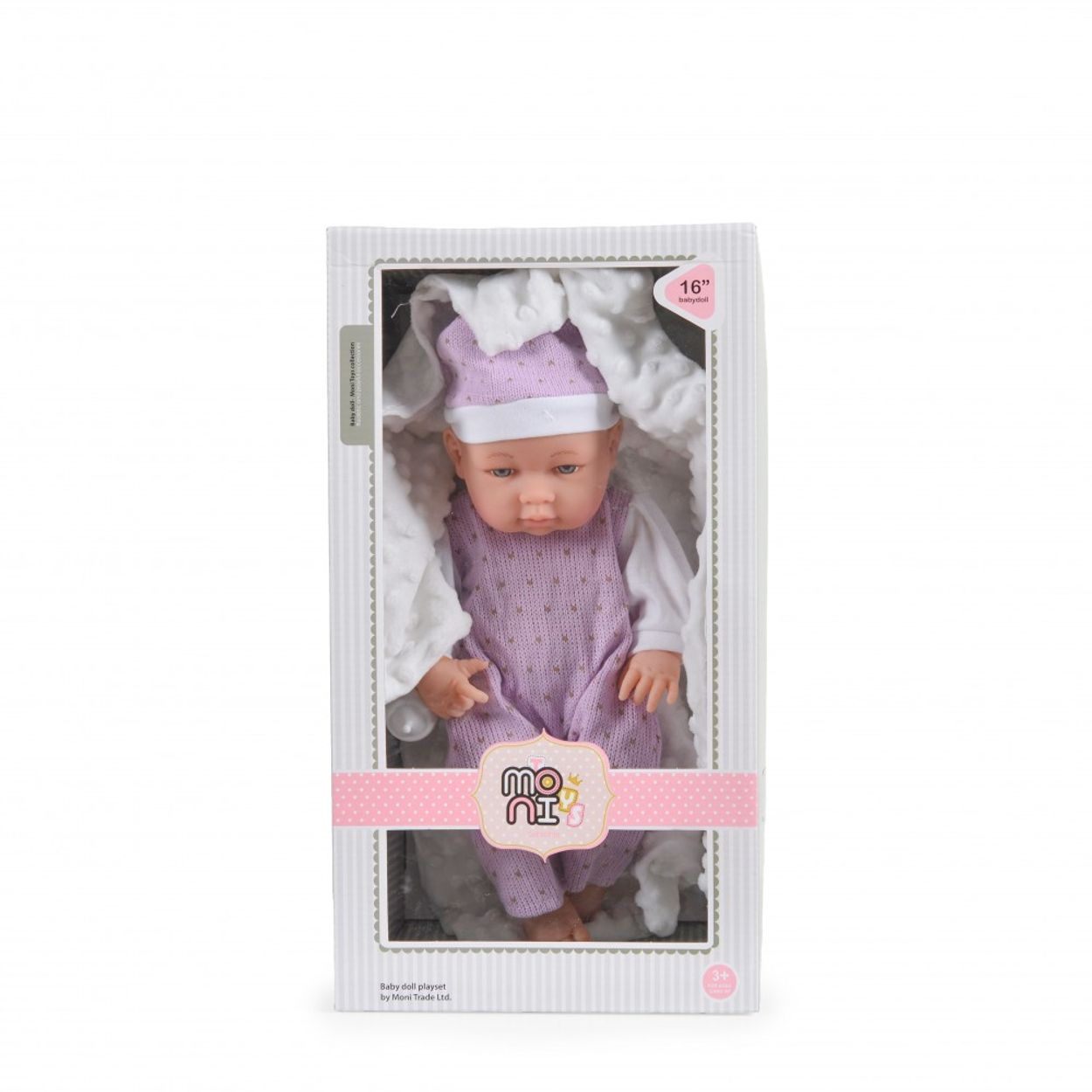 Eine Babypuppe in violettem Strampler mit passender Mütze liegt verpackt in einer karierten Geschenkbox.